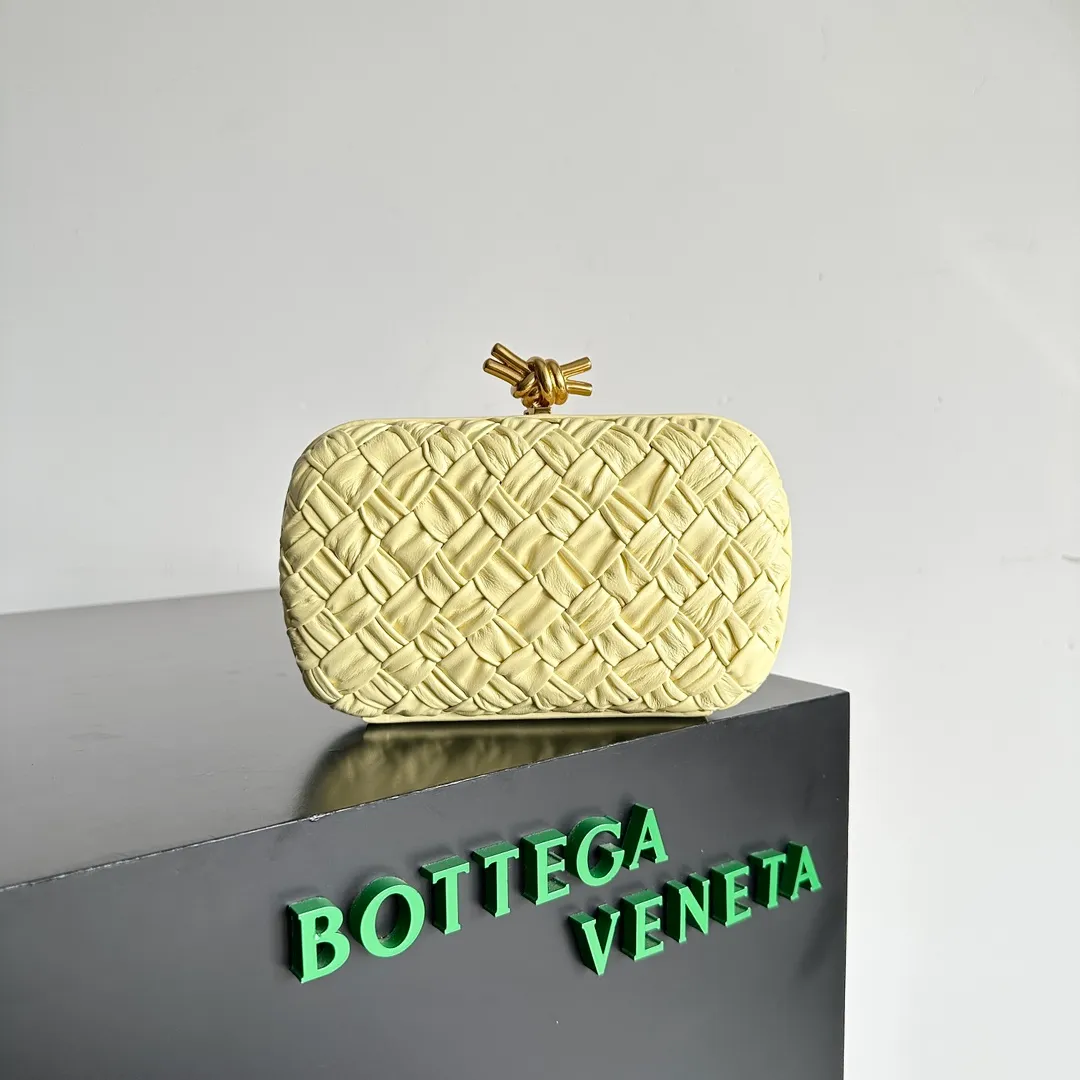 Batch 1860 BV Knot | The classic return of the evening bag. Original leather ➕ Stainless steel hardware ➕ 24k real gold plating ➕ Fully handmade. Those who know the history of our brand should have heard that the knot is a story of Bottega Veneta, and it is also one of the more important design elements. Matthieu Blazy's work this season sublimates Knot's classics, with a new knot design and a woven shoulder strap, plus Fouland Intreccio's weaving technology, adding some fashion to the retro and nostalgic feel of the past. Style number: 717622 Size: 20.5*6*12.5
